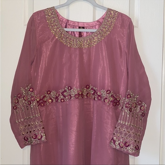 Salwar Kameez in embroidered pink/mauve tones - Picture 2 of 6